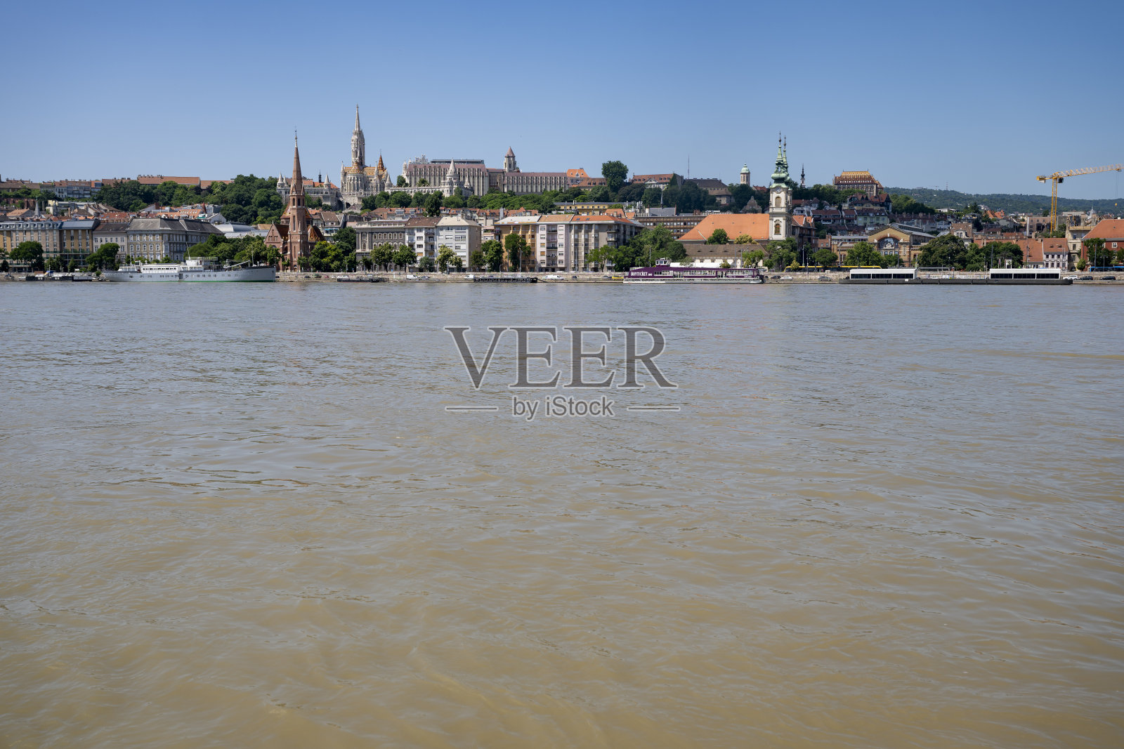 多瑙河对岸的加尔文主义教堂和布达佩斯的城市天际线照片摄影图片