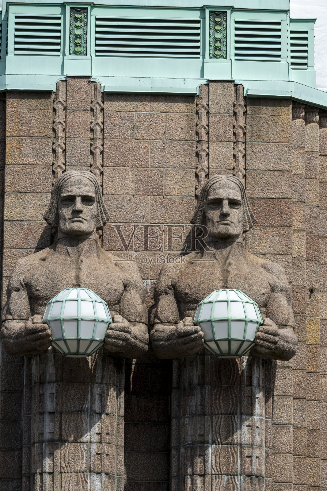赫尔辛基中央火车站的雕像照片摄影图片