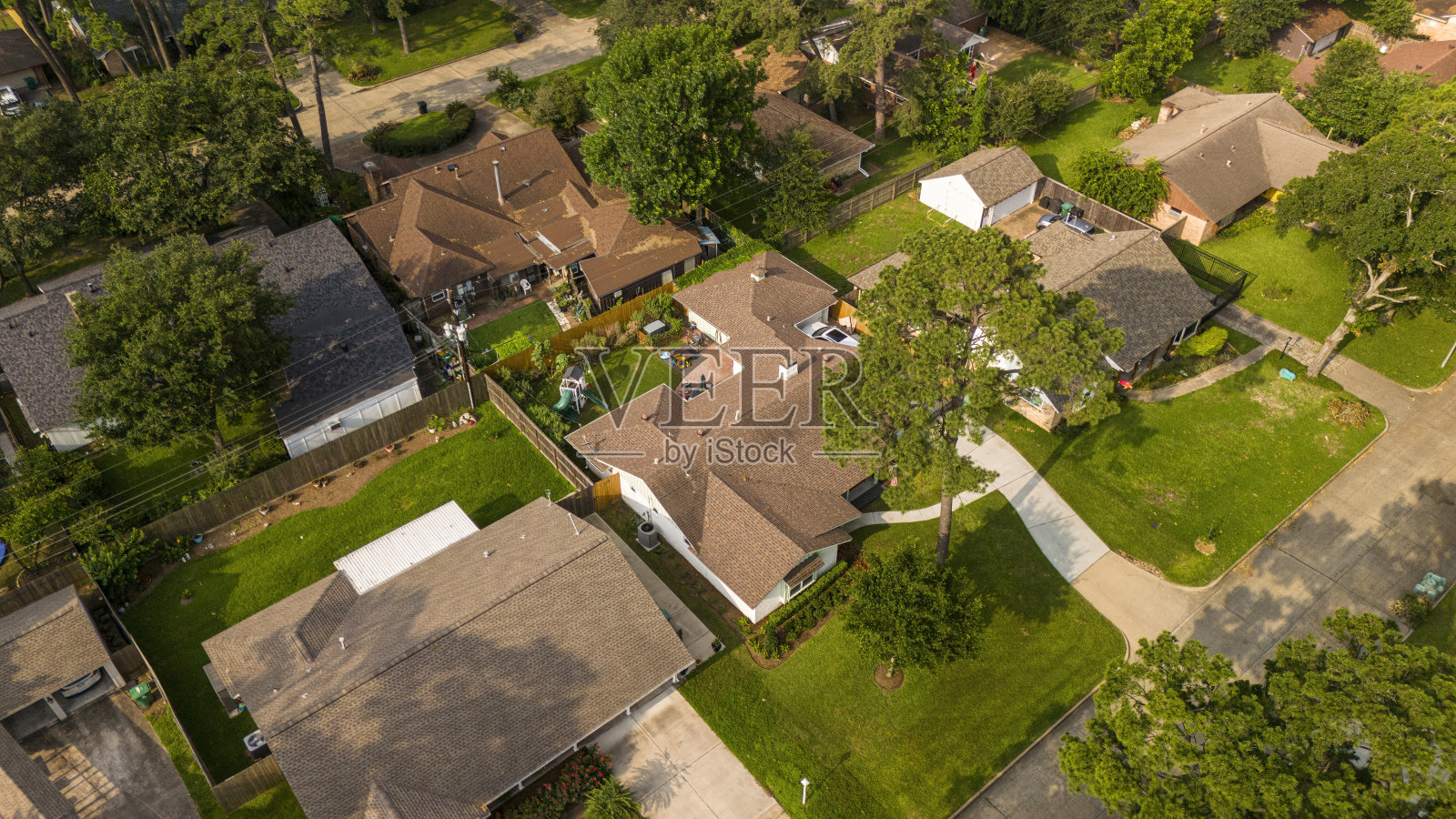 郊区社区鸟瞰图。位于德克萨斯州东休斯顿的单户住宅小区。照片摄影图片