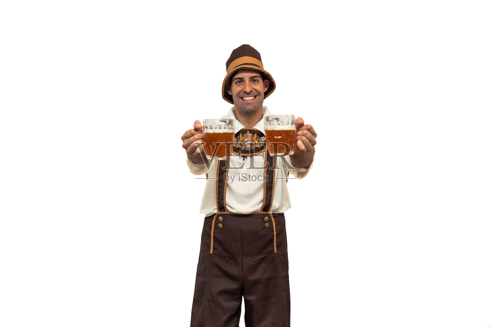身穿传统服装的年轻巴伐利亚男子手持一杯冰镇啤酒照片摄影图片