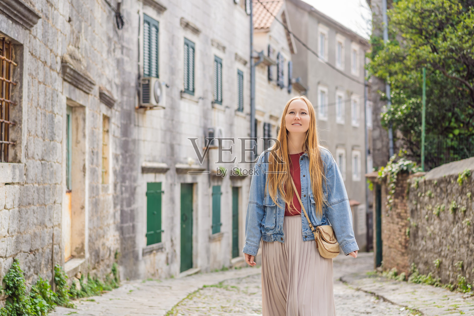 在一个美丽的阳光明媚的日子里，在著名的科托尔湾，历史悠久的小镇里桑的风景全景，蓝天白云，南欧黑山，夏天照片摄影图片