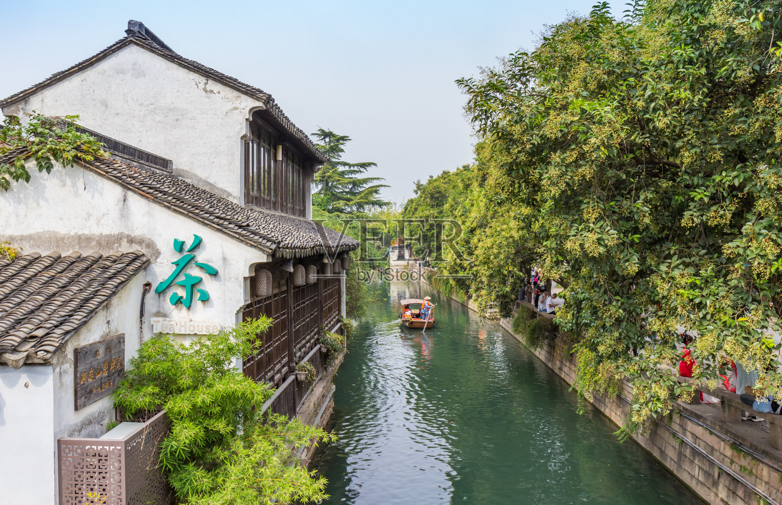 木船在苏州运河上航行照片摄影图片