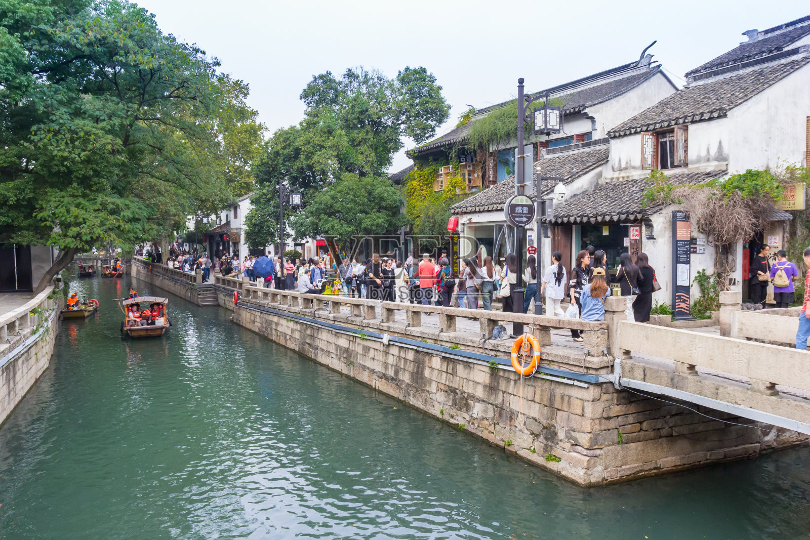 苏州运河上的商店和咖啡馆照片摄影图片