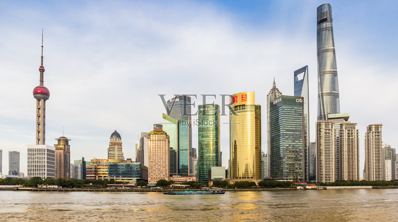 闪亮的摩天大楼倒映在上海的河上照片摄影图片