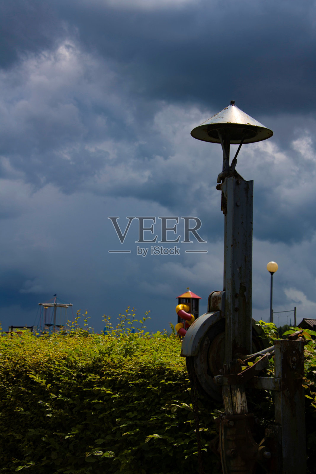 铁路屏障系统与风暴云照片摄影图片