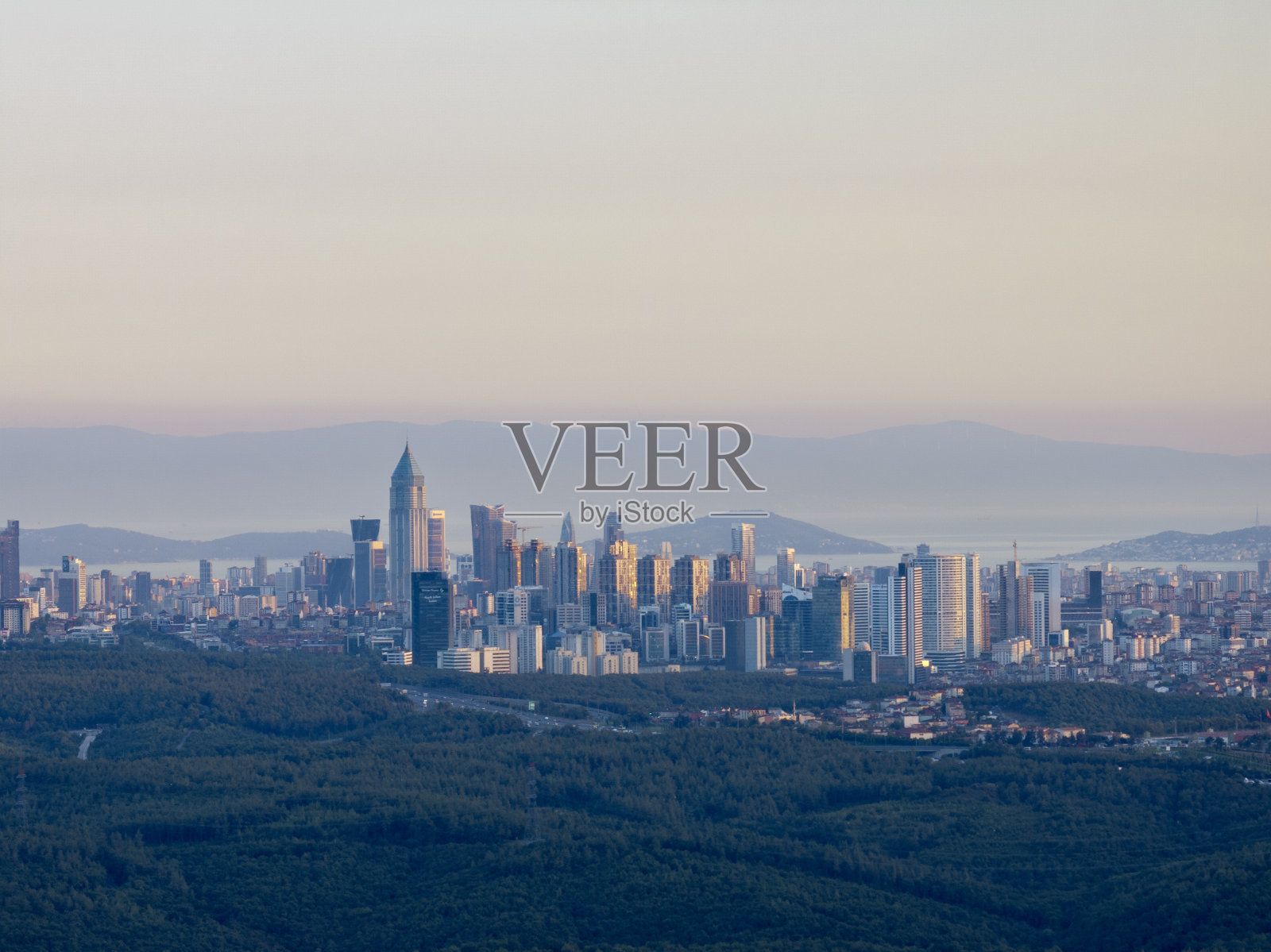 日落时伊斯坦布尔博斯普鲁斯和建筑物的鸟瞰图照片摄影图片