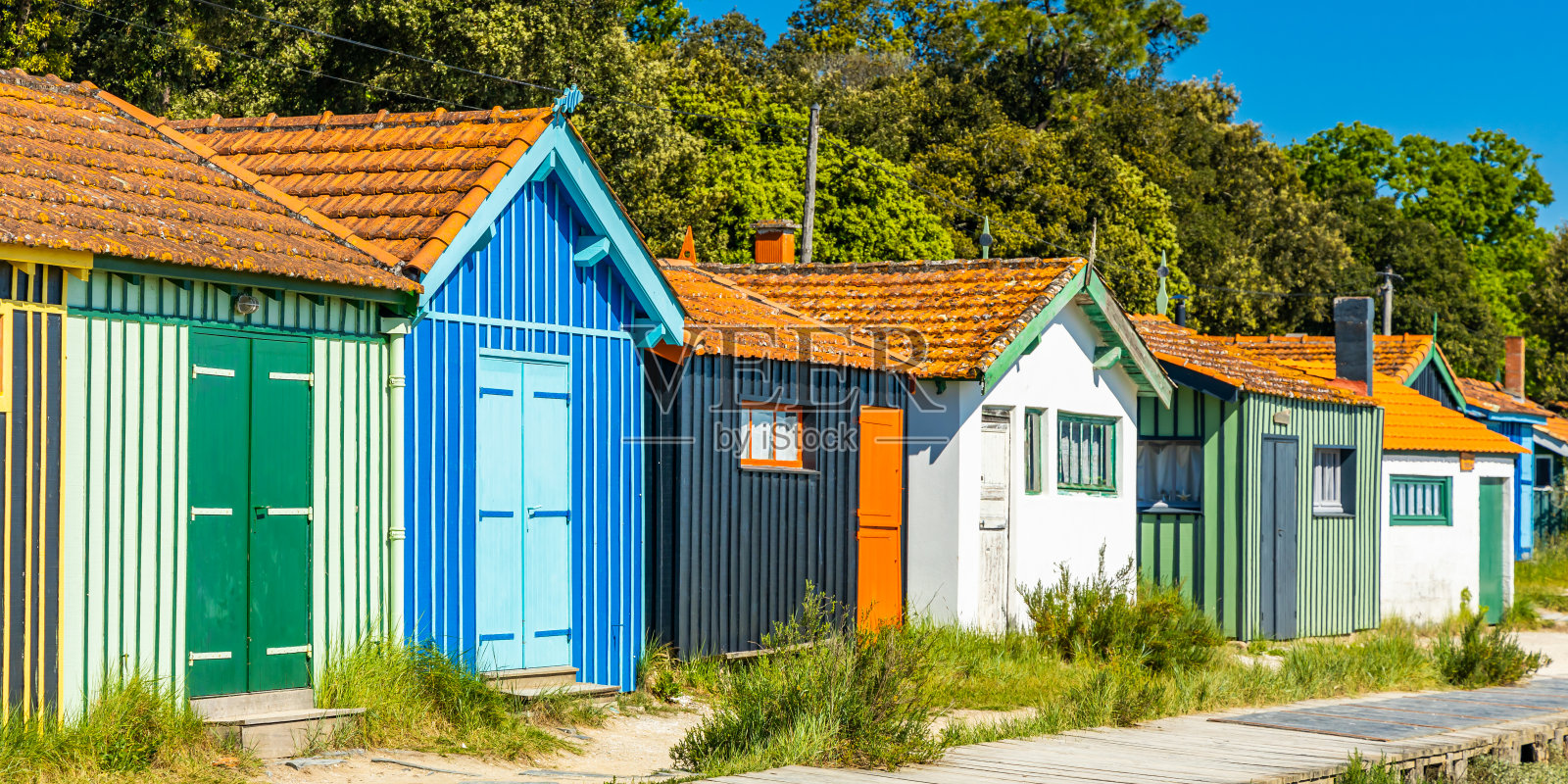 法国奥勒隆岛罗耶堡牡蛎小屋的彩色外墙照片摄影图片