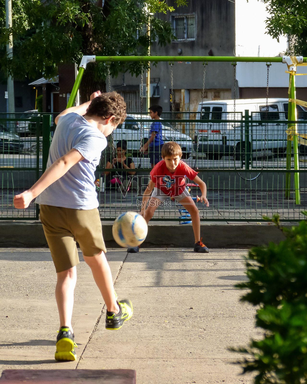 在公园踢足球照片摄影图片