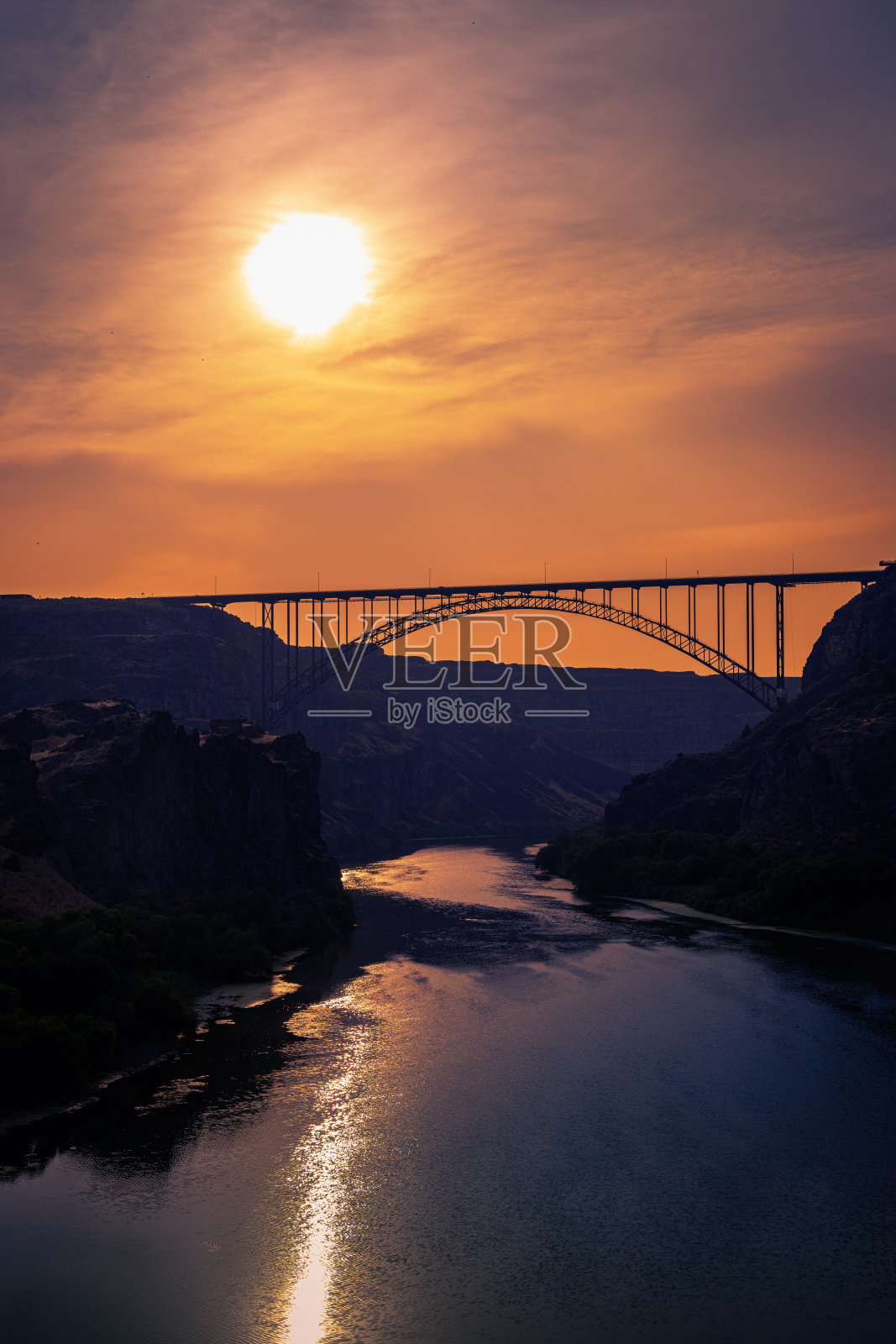 日出在佩林纪念桥和蛇河在双瀑布，爱达荷州，美国:美丽的地平线和充满活力的天空沿魔法谷和峡谷边缘步道照片摄影图片