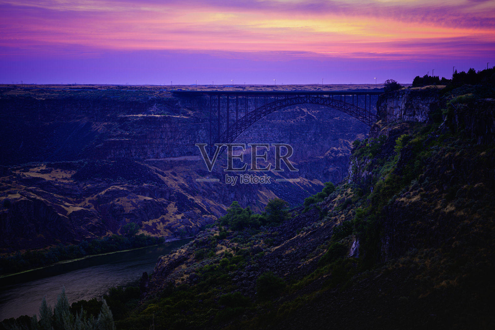 日出在佩林纪念桥和蛇河在双瀑布，爱达荷州，美国:美丽的地平线和充满活力的天空沿魔法谷和峡谷边缘步道照片摄影图片