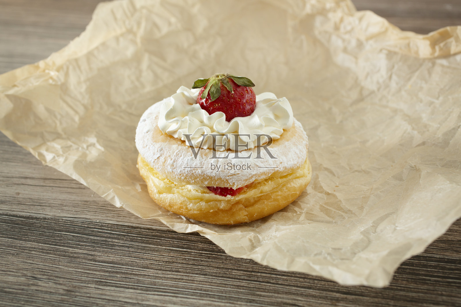 草莓酥饼甜甜圈照片摄影图片