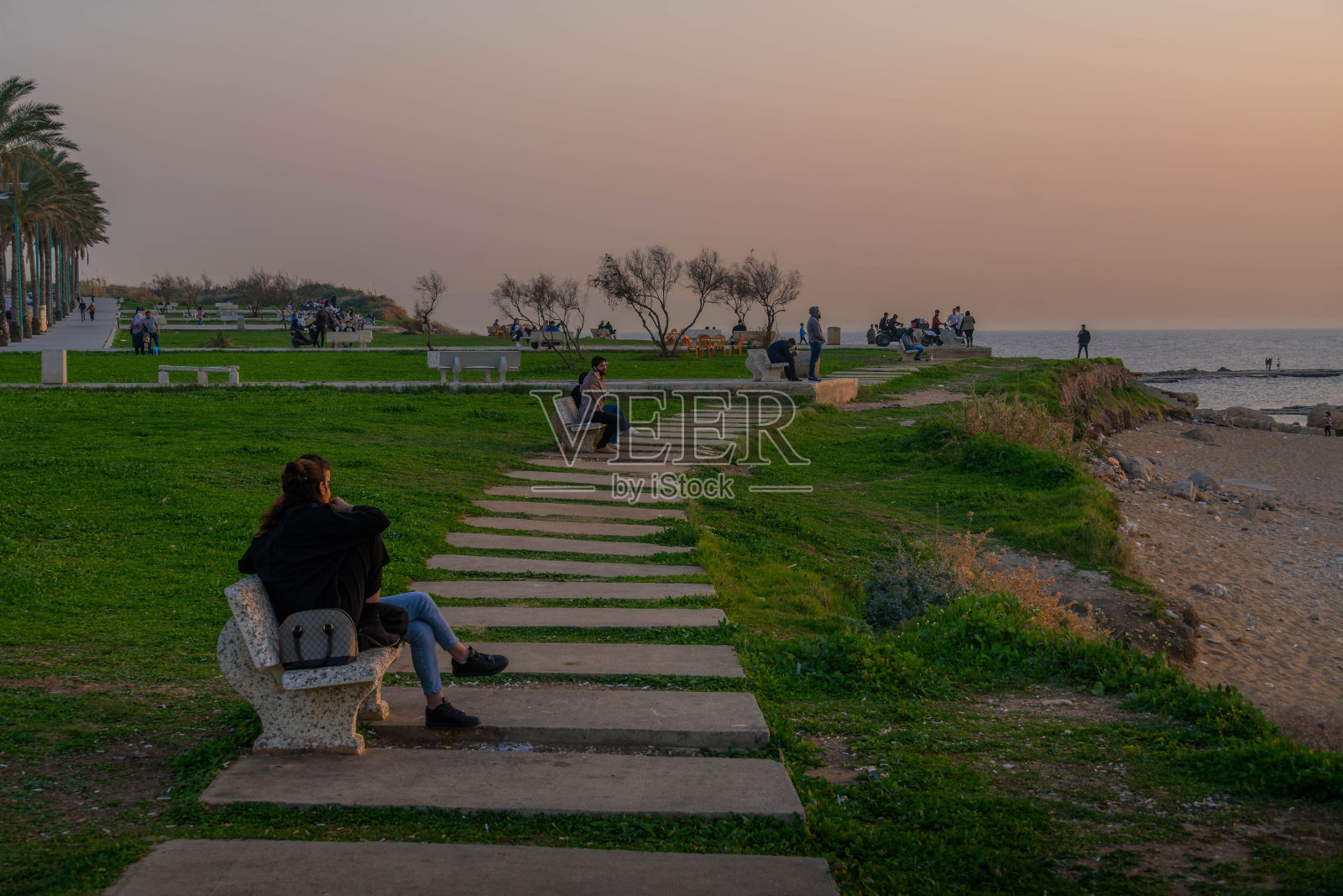 黎巴嫩人在泰尔(苏尔)的海滨，黎巴嫩，在日落傍晚在地中海沿岸。照片摄影图片