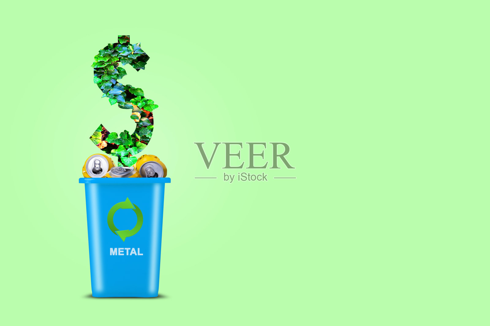 蓝色的垃圾桶。有金属的回收图标，还有树叶做成的标牌。绿色背景。副本的空间。垃圾分类。生态。经济。垃圾照片摄影图片