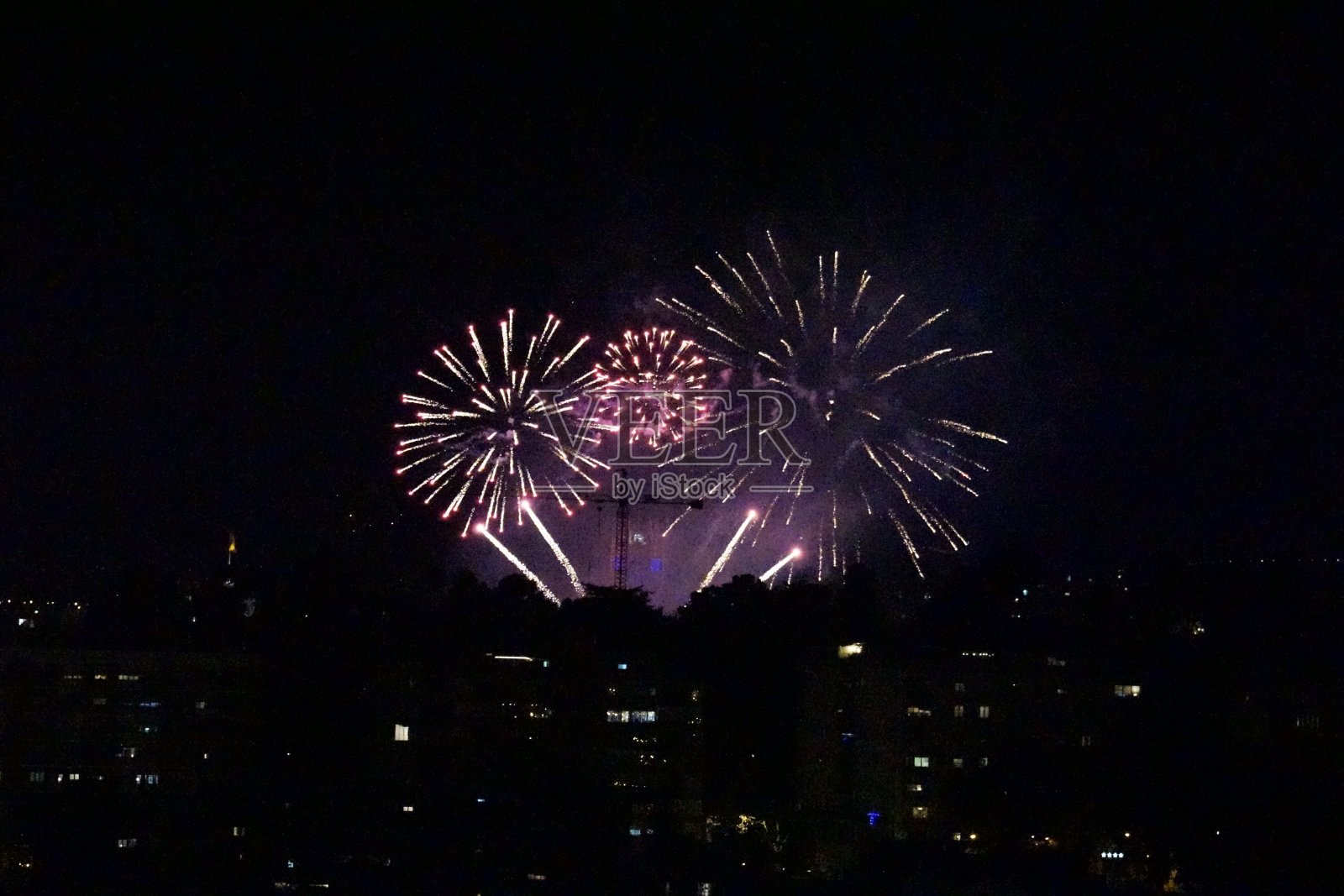 西班牙马德里，烟花照亮了夜空，勾勒出城市的轮廓照片摄影图片