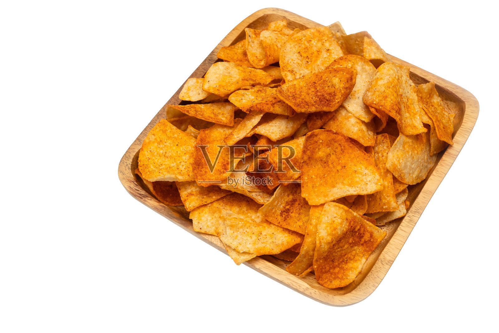 木质盘子上的谷物脆玉米饼玉米片。孤立在白色背景上。墨西哥传统食物。照片摄影图片