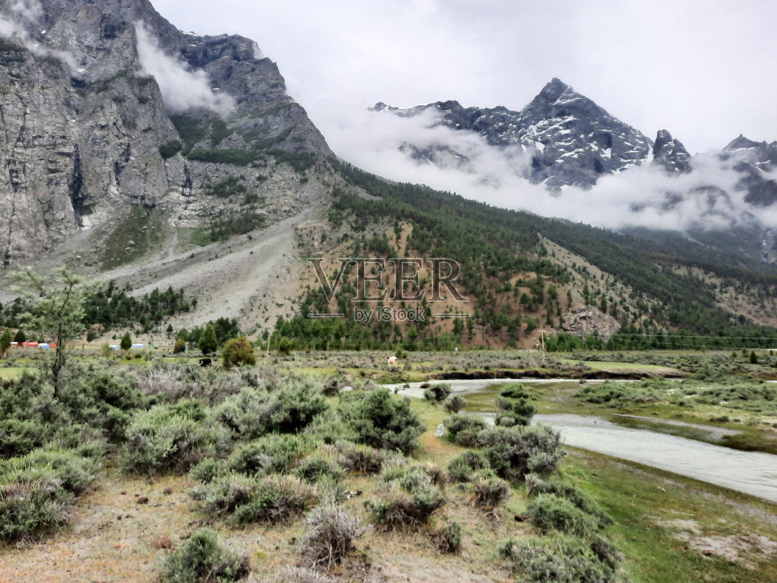 巴基斯坦斯卡都巴朔山谷美丽雄伟的景色。照片摄影图片