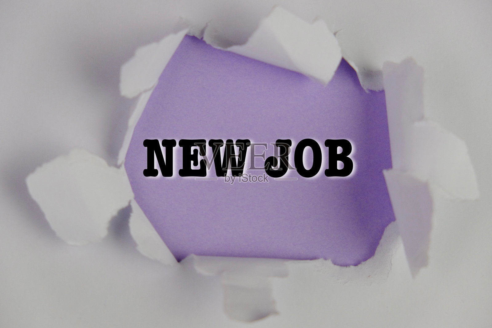 白纸上的破洞露出紫色的背景。新工作的文本。照片摄影图片
