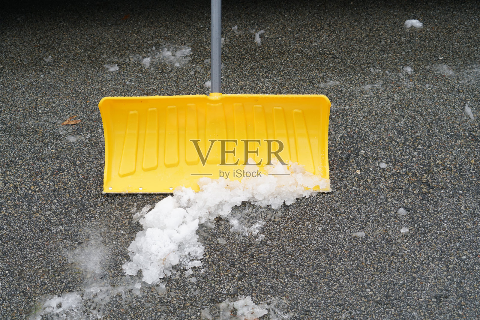 靠近车道上的雪铲照片摄影图片