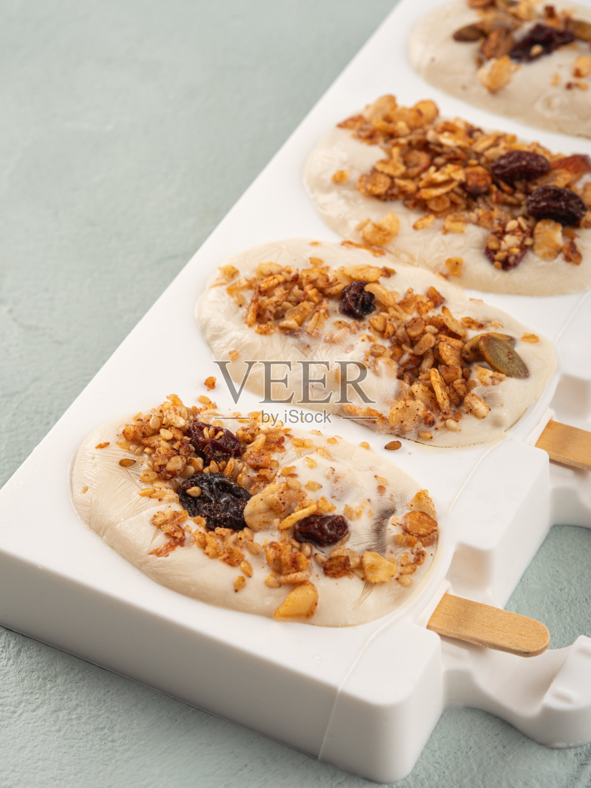 自制希腊酸奶冰淇淋冰棒在硅胶模具照片摄影图片