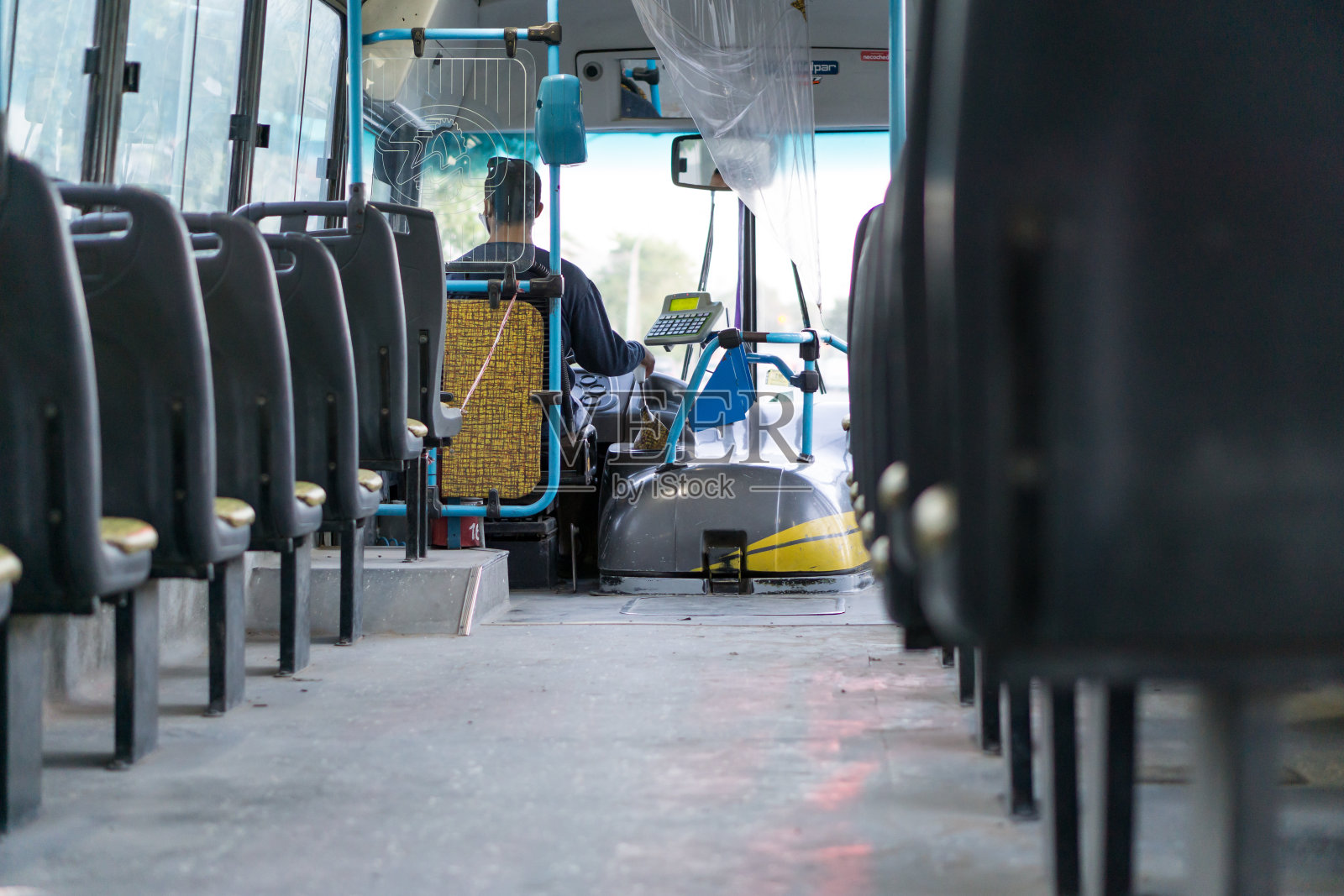 一辆空公共汽车的内部照片摄影图片