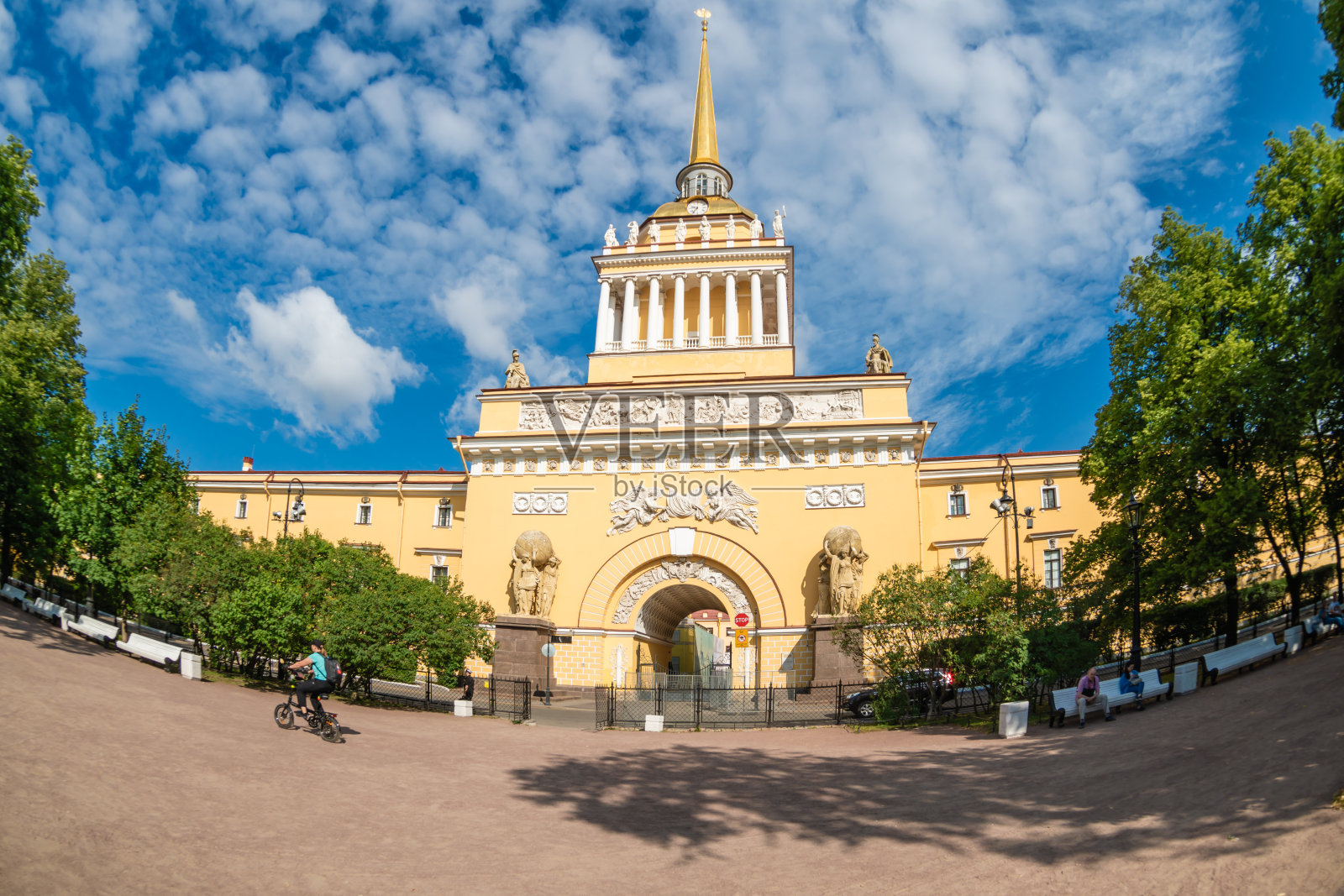 带有尖塔的海军部正门。照片摄影图片