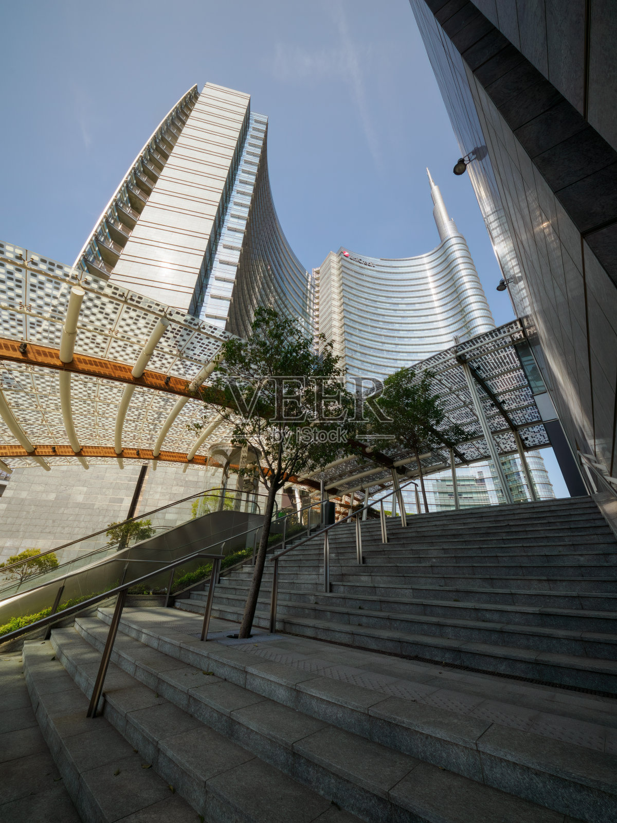 意大利米兰新门的现代建筑照片摄影图片