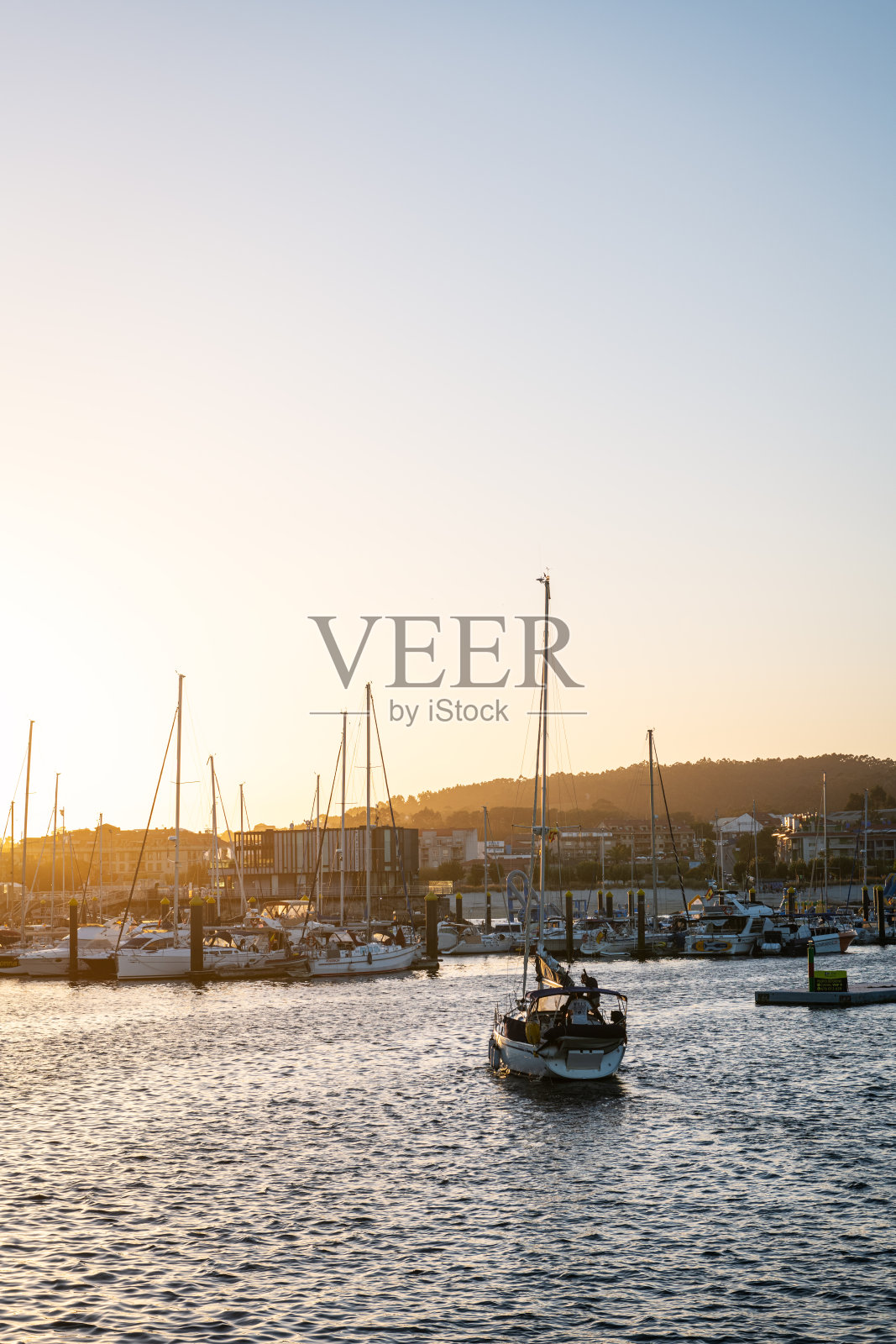 停泊在加利西亚波尔托诺沃游艇俱乐部的船只照片摄影图片