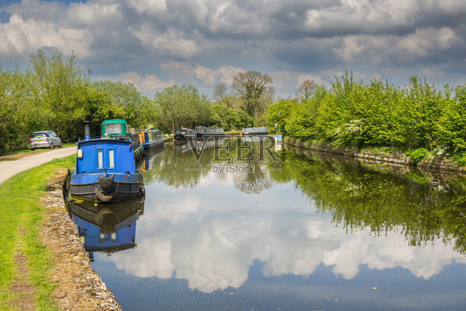 利兹利物浦运河上的蓝色窄船，靠近维根的黑格大厅照片摄影图片