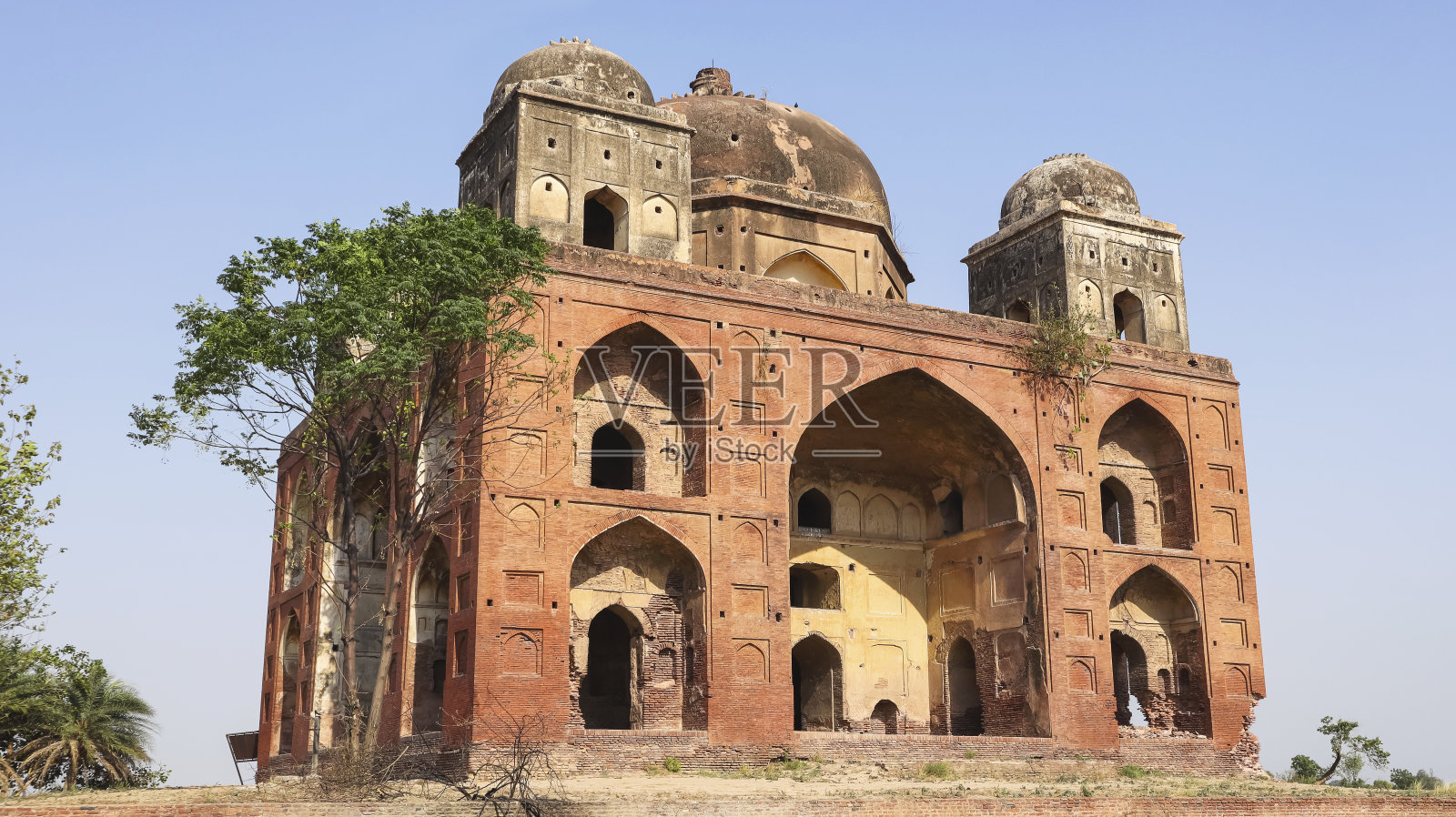 17世纪莫卧儿王朝时期的沙吉德墓，印度旁遮普的Fatehgarh Sahib。照片摄影图片