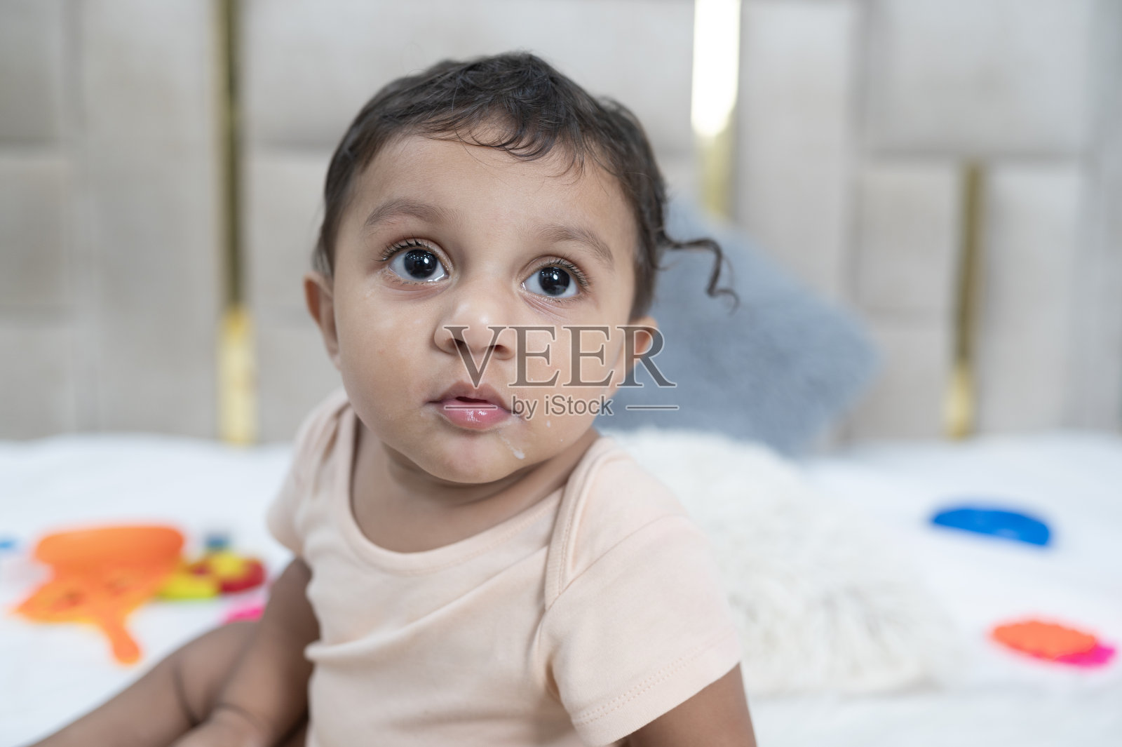 小婴儿看着相机照片摄影图片