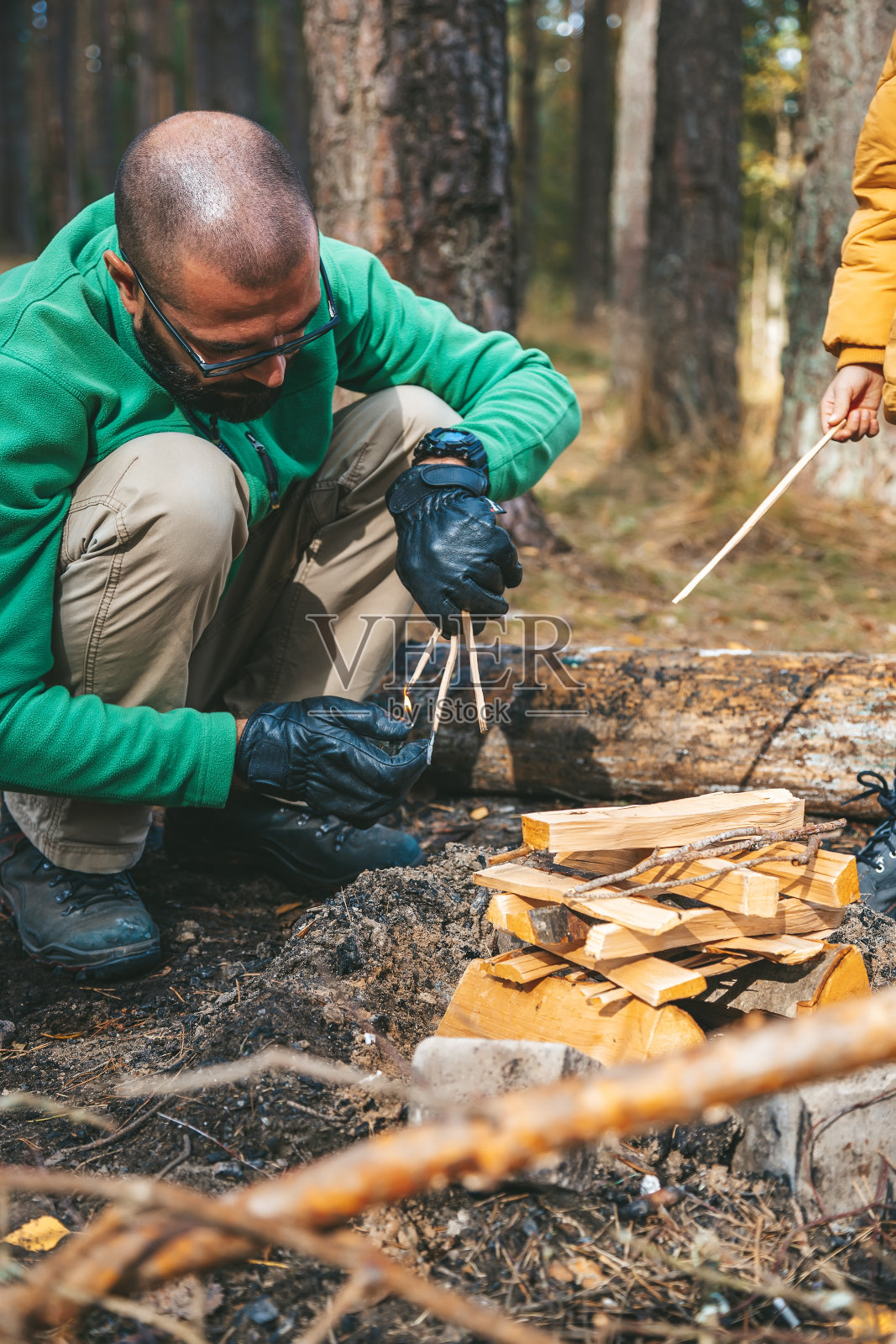 一位护林员在树林里准备点燃篝火照片摄影图片
