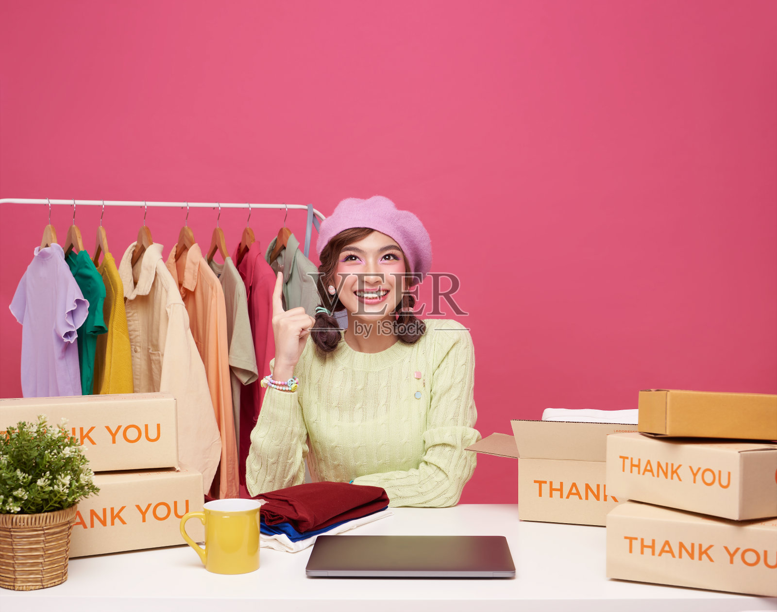 年轻的亚洲女性创业小生意自由卖家服装孤立在粉红色的背景，在线营销和交付的概念照片摄影图片