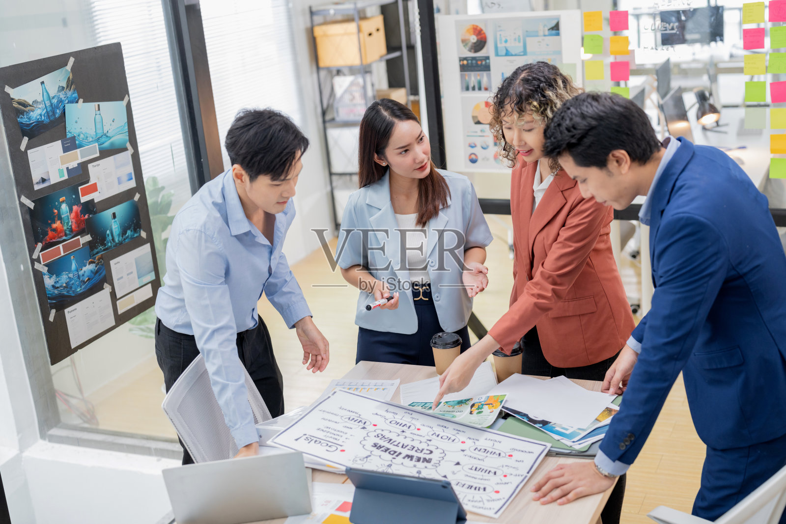 富有创造力的亚洲专业人士在现代办公室里进行头脑风暴。业务团队在现代工作空间中合作创新理念和策略，强调团队合作和动态思维照片摄影图片