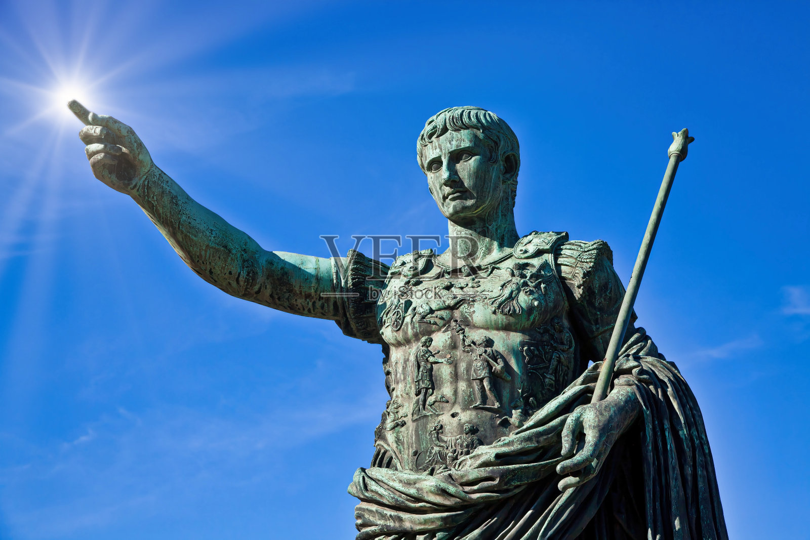 凯撒大帝，意大利罗马的古代雕像。领导力的概念，个人成长，个人发展照片摄影图片