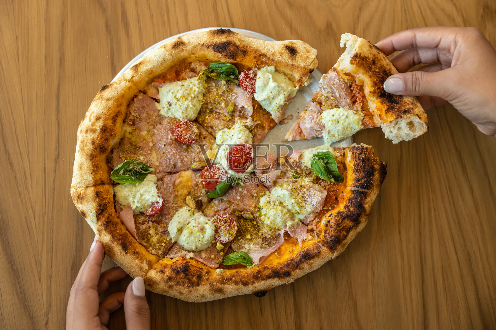 盘子里美味的披萨的特写照片摄影图片