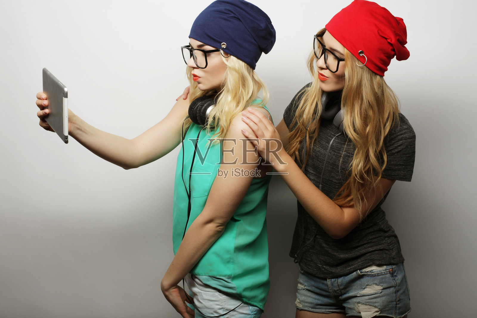 两个时尚女孩的自拍照片摄影图片