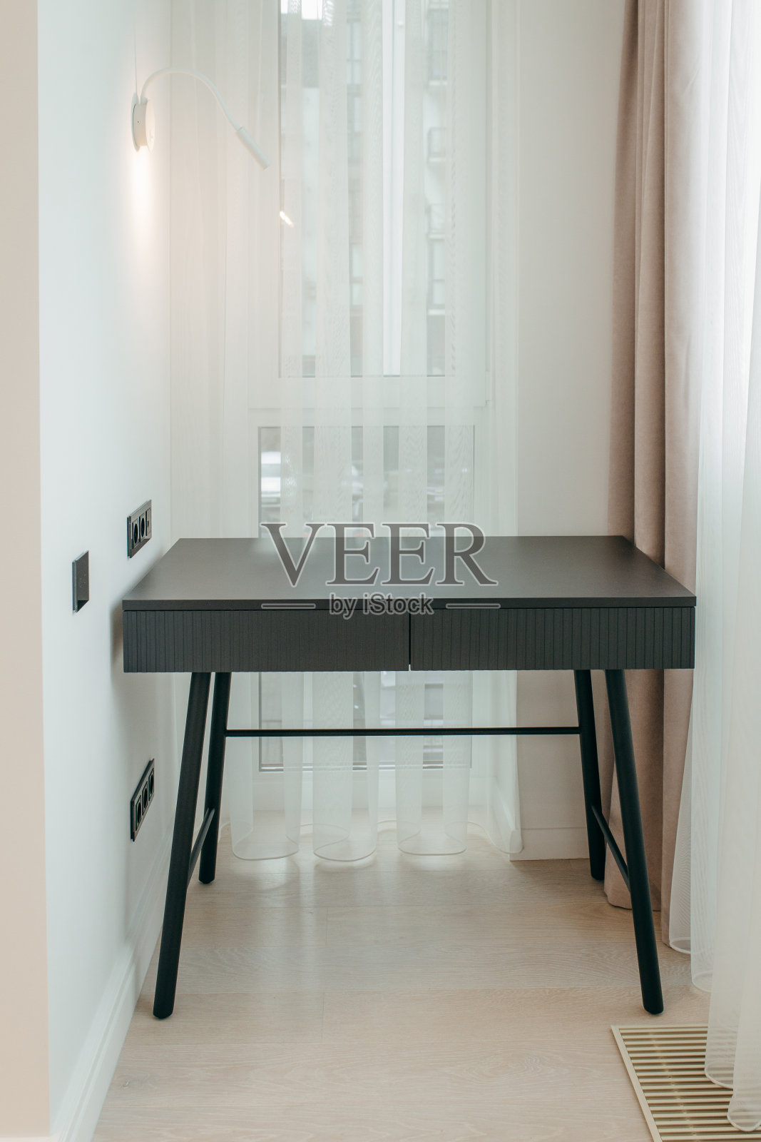 房间里有一张现代化的桌子照片摄影图片