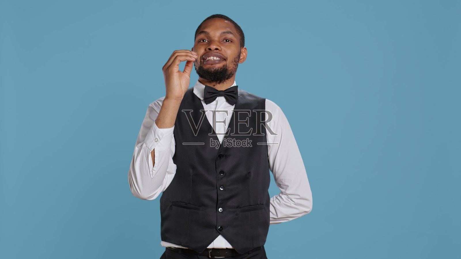 休息区的员工向客人解释五星级度假村的豪华设施照片摄影图片