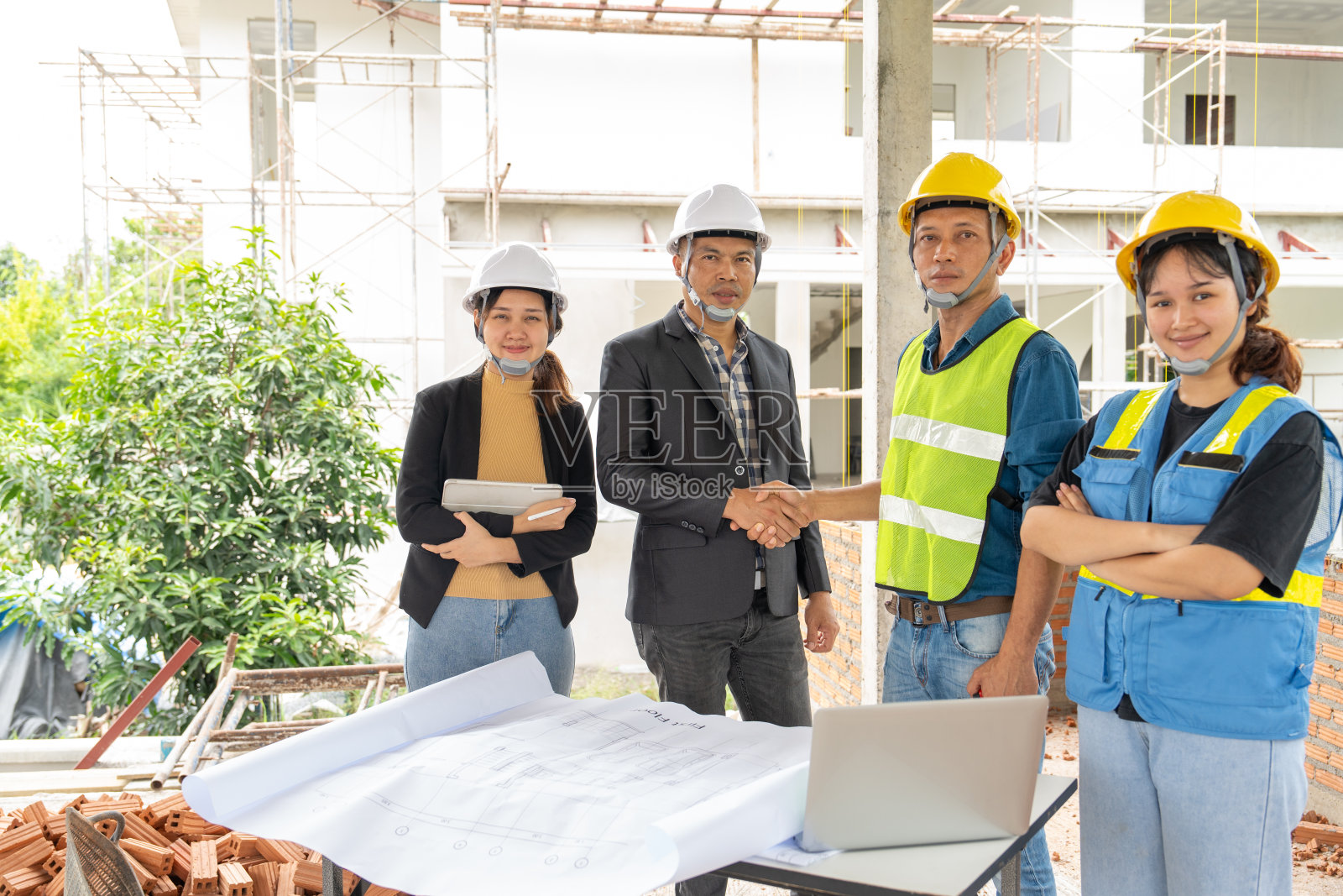 施工团队，建筑工程师，土木工程师，承包商和建筑师在施工现场握手。照片摄影图片