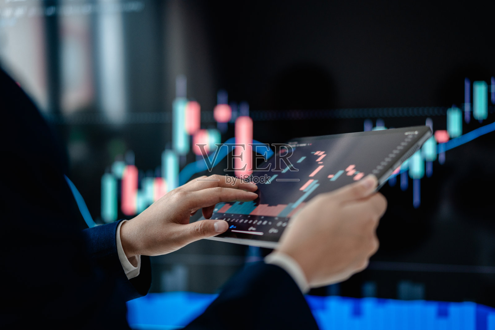 投资者通过数字平板电脑屏幕分析图表数据股票市场指数，交易股票图表，规划投资获利，交易股票交易所市场和加密货币数据，理财。照片摄影图片