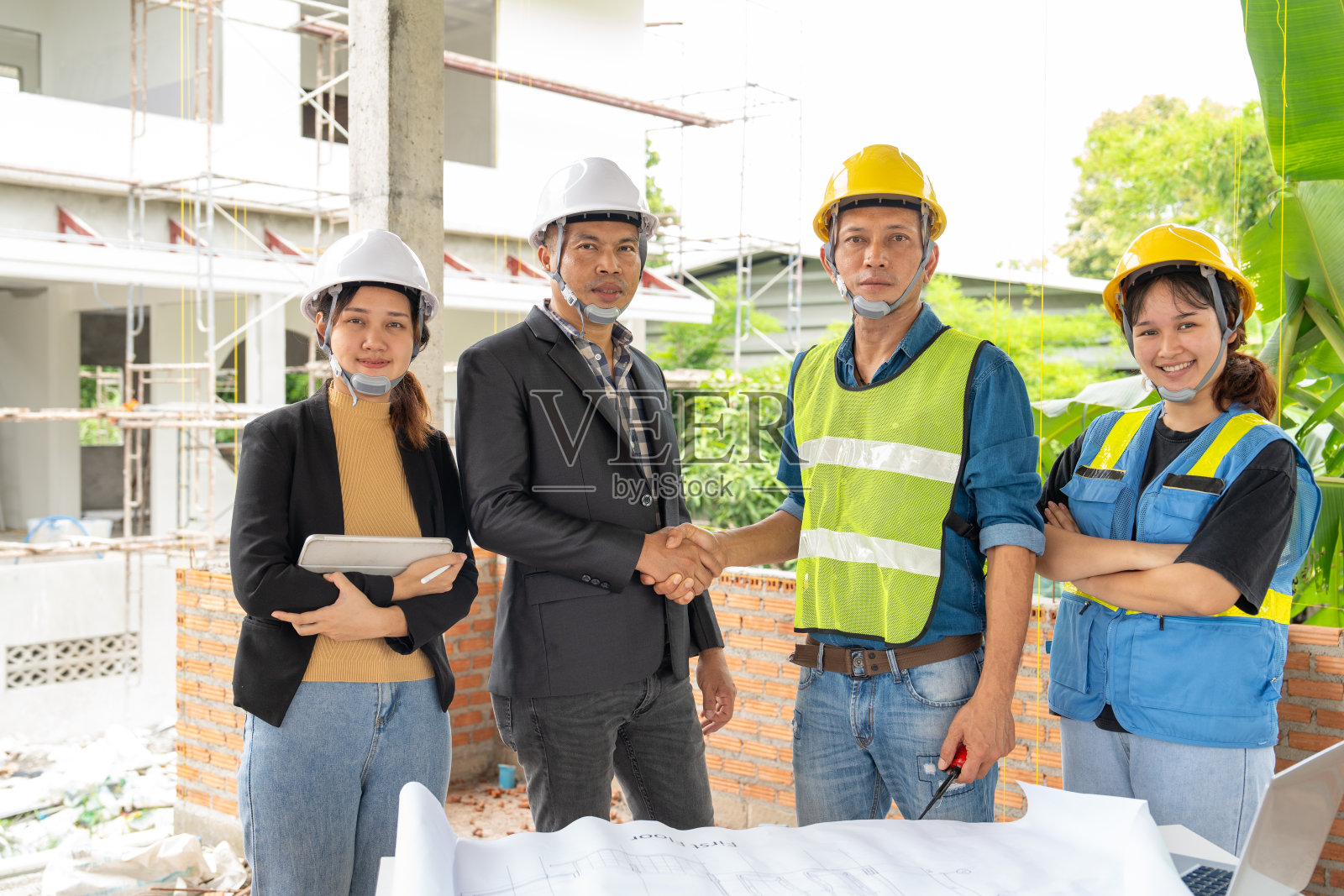 施工团队，建筑工程师，土木工程师，承包商和建筑师在施工现场握手。照片摄影图片