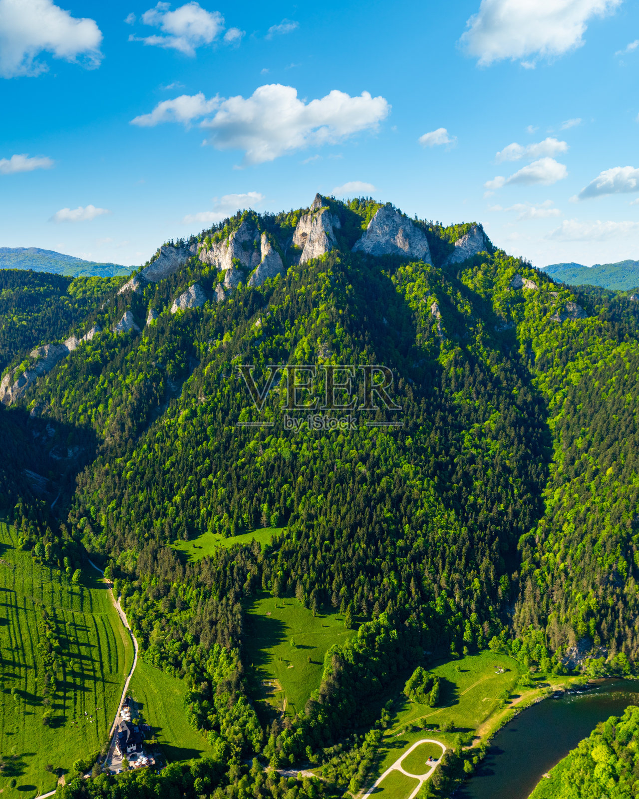位于塔特拉山脉脚下的皮尼尼国家公园的山景照片摄影图片