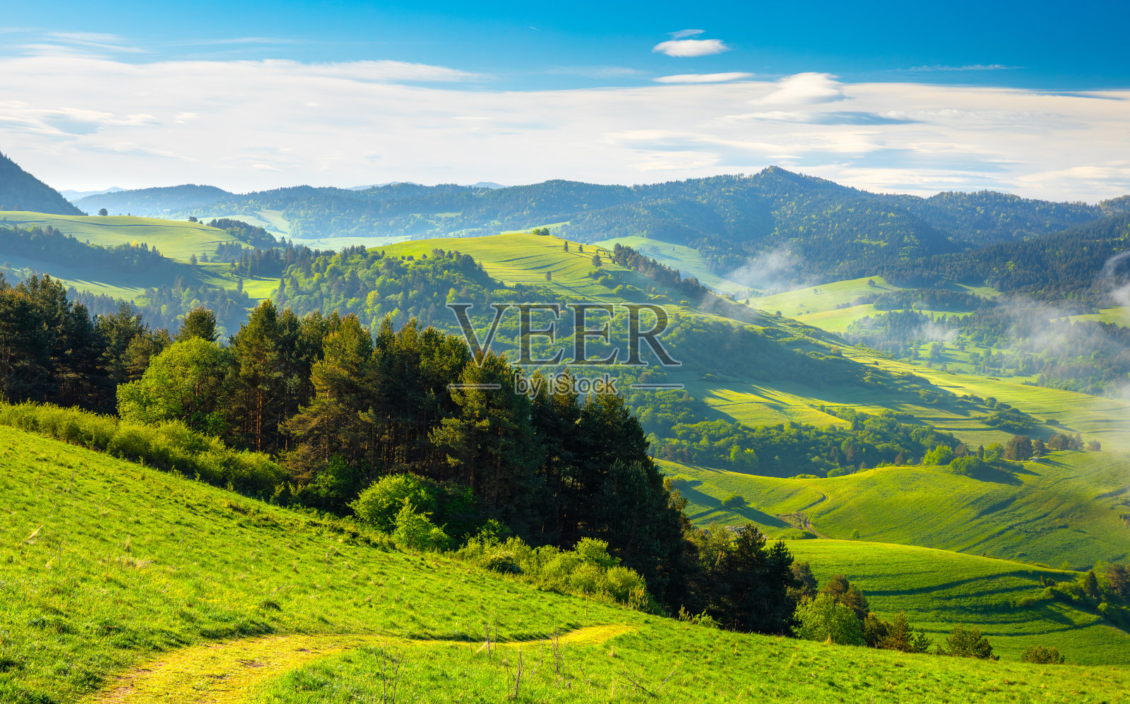 位于塔特拉山脉脚下的皮尼尼国家公园的山景照片摄影图片