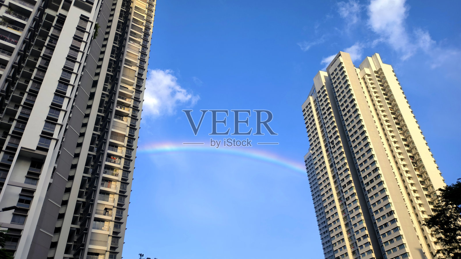 彩虹横跨新加坡组屋照片摄影图片