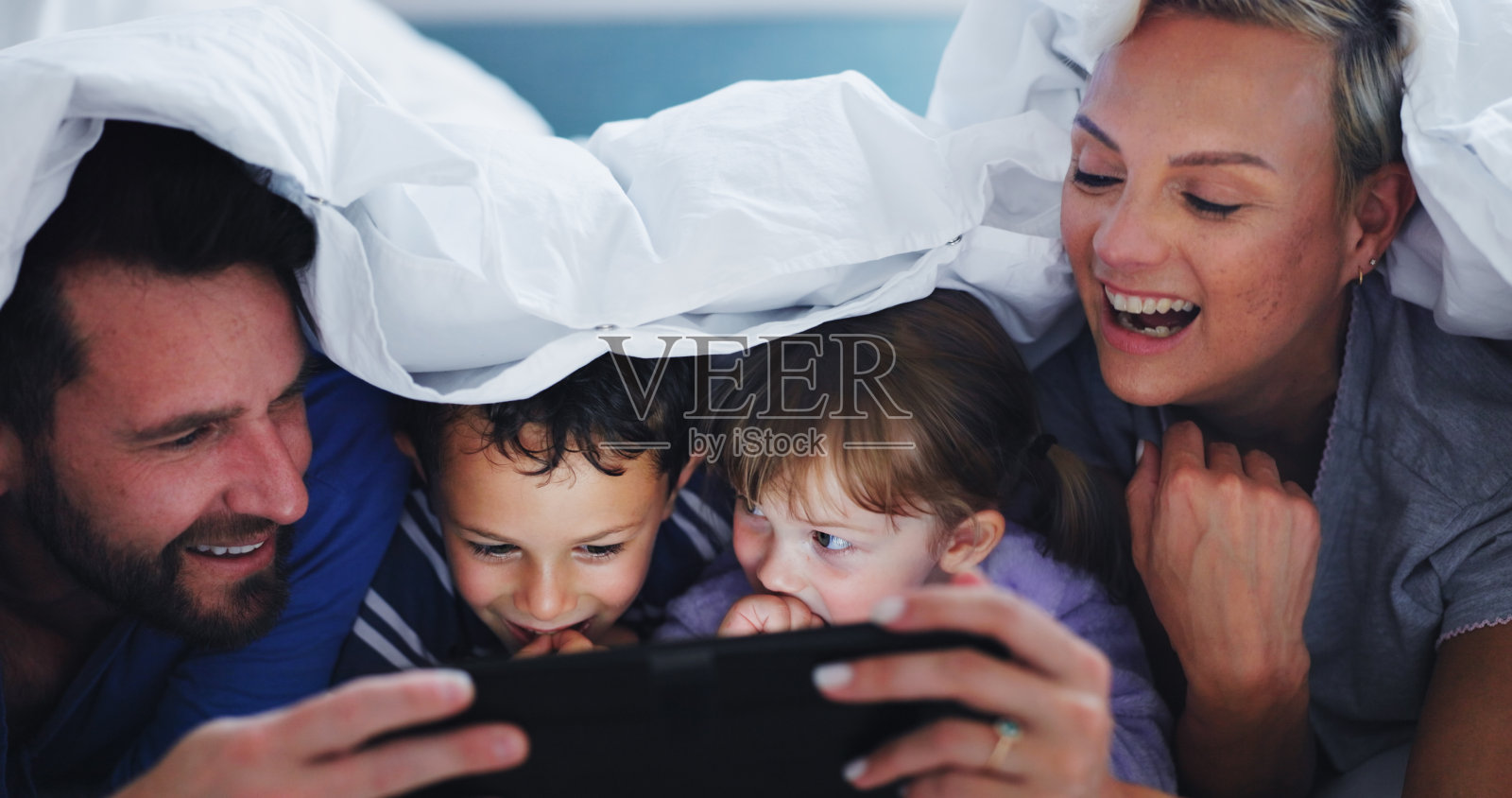 家庭，平板电脑和快乐的毯子在家里看电影，视频或节目与互联网订阅。人们，父母和孩子们用数字应用程序播放卡通，媒体和放松的羽绒被照片摄影图片