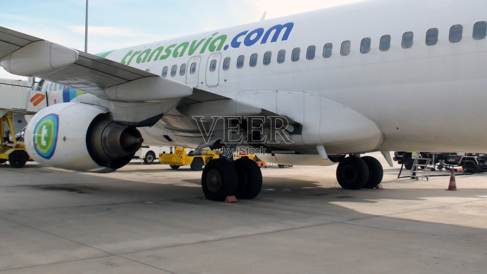 横贯航空公司的客机停在埃因霍温的装货门。荷兰照片摄影图片