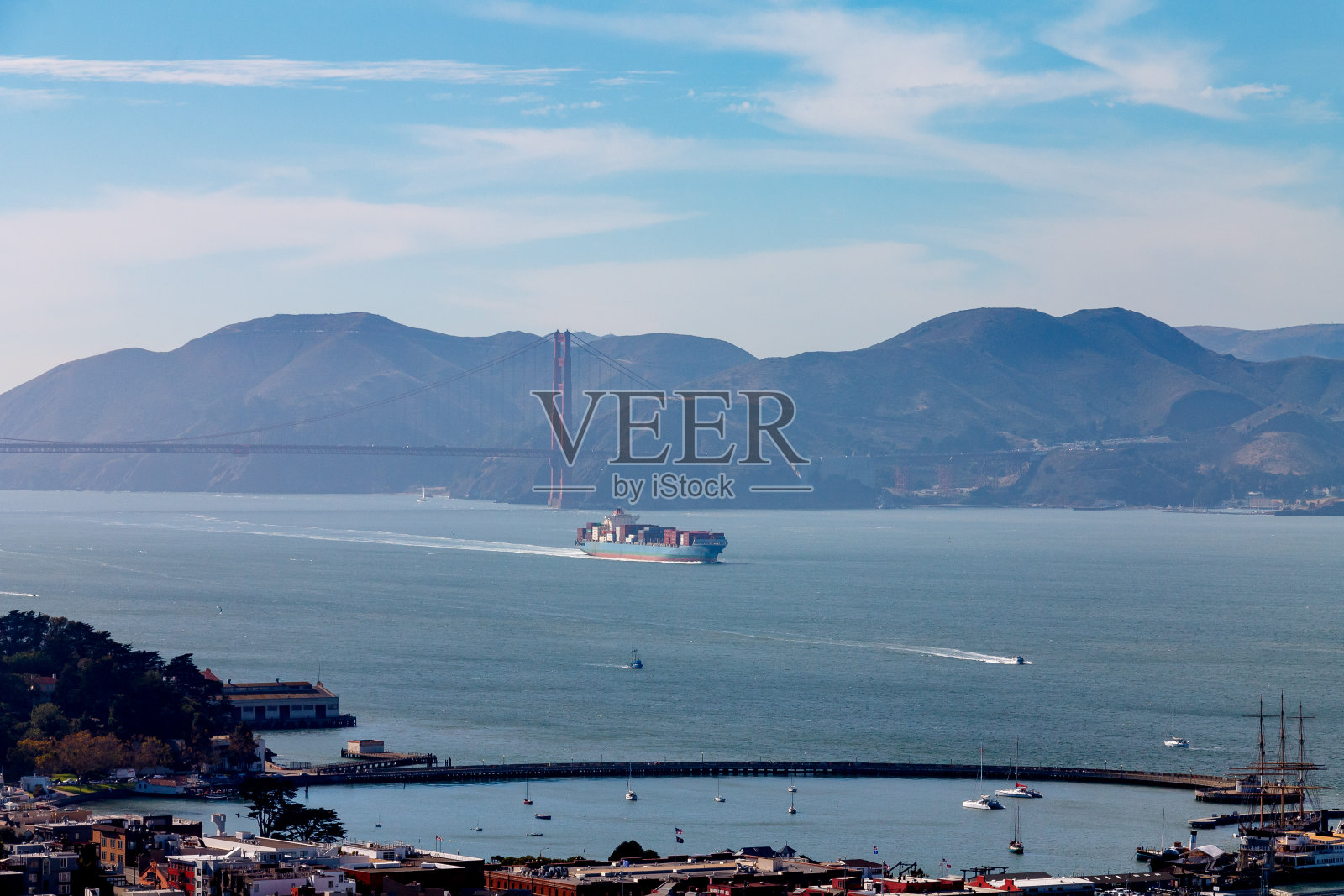 旧金山海湾上的金门大桥照片摄影图片