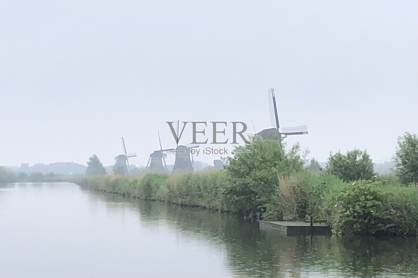 运河上的风车照片摄影图片