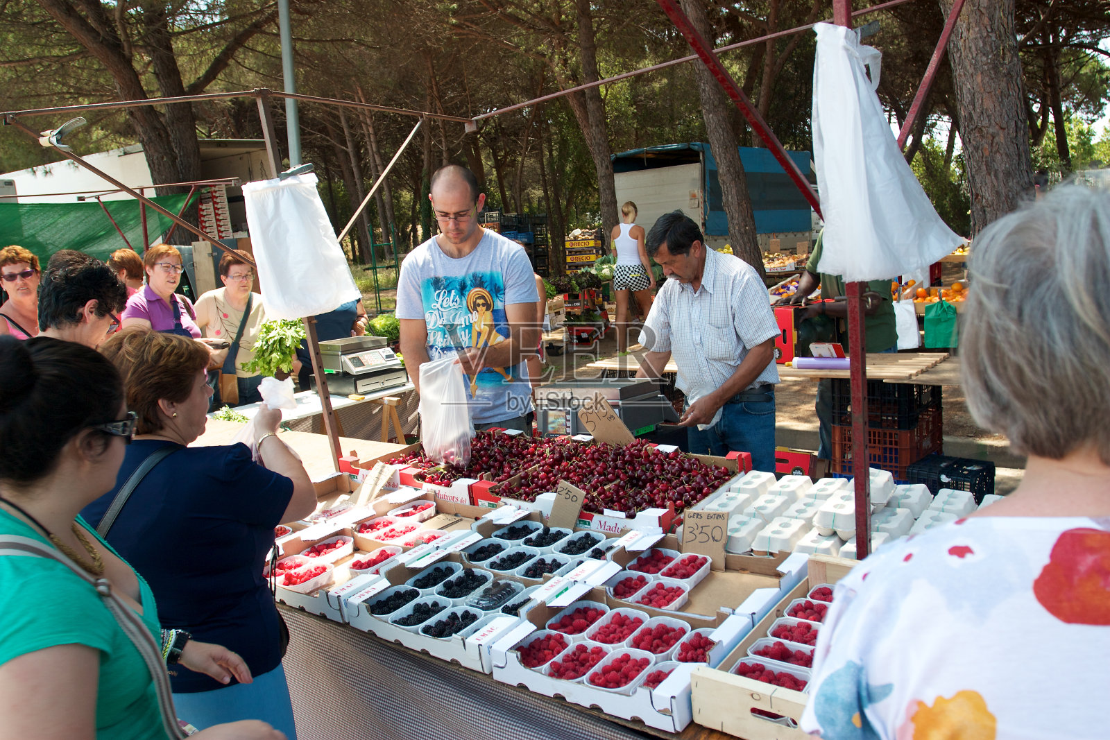Lloret de Mar市场上的卖家照片摄影图片
