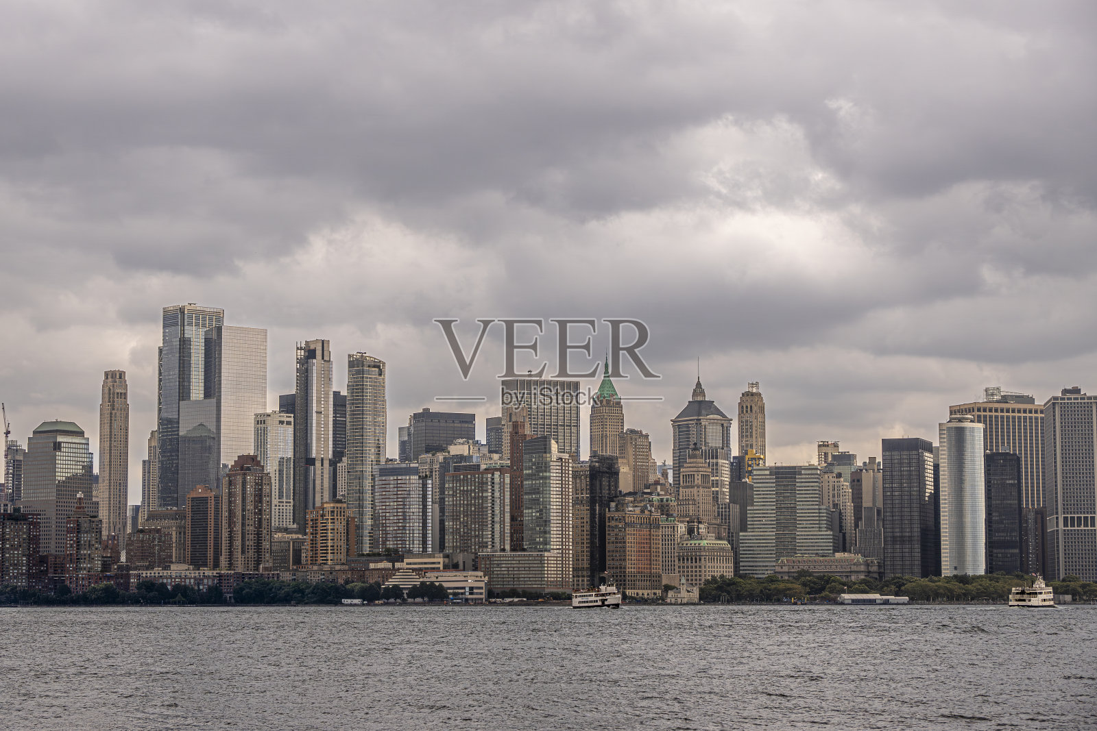 灰色云景下的曼哈顿天际线，纽约，纽约，美国照片摄影图片